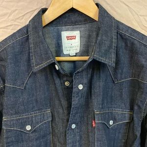 Like new Levi’s denim long sleeve shirt.